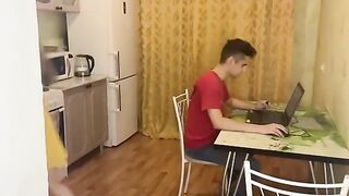 The computer broke down, and a friend came to fix it