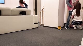 A woman ordered pizza and got the delivery guy's cock in her mouth