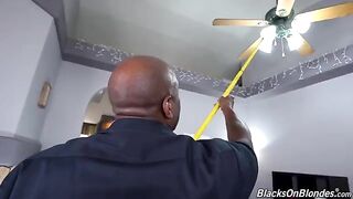Petite Latina Jazmin Luv needs a handyman to fix things around the house