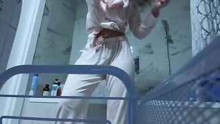 Girl masturbating her pussy in the bathroom, nobody sees it