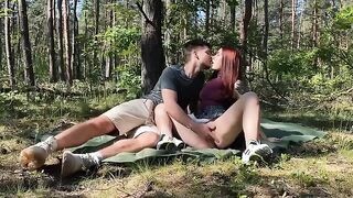 Amateur couple has a passionate and public sex session in the park