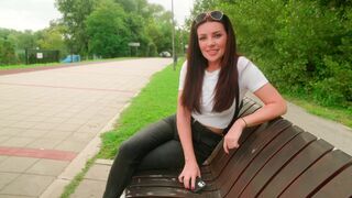 A quick blowjob with a brunette in the park, full of risks and thrills!