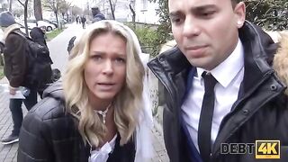 The debt collector had sex with a blond in front of her future husband