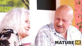 The guy fucked a hot mature woman right on the table