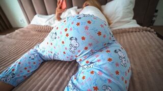 The stepdaughter watched porn with the door open and begged for creampie