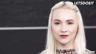 The blonde babe Marilyn Sugar has sex with a huge dick