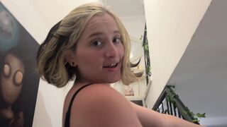 A woman prefers to receive a cock instead of money in her house
