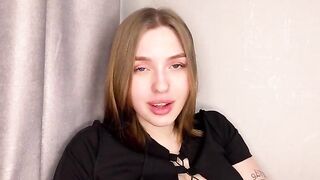 A cute girl with a juicy ass masturbates at home