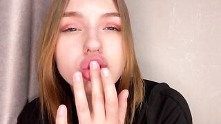 A cute girl with a juicy ass masturbates at home