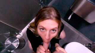 A shoplifter was caught and fucked in the toilet of a mall, what a shit!