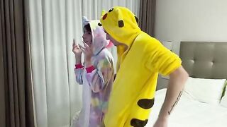 The girl kneaded the crotch after dancing TikTok with her stepsister