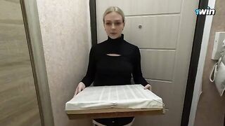 The hot girl was paid in kind for the pizza delivery service
