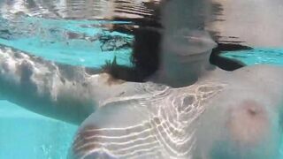 She got a dildo and masturbates with it in the pool