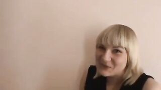 The guy began to lick his girlfriend’s pussy, imitating a professional kuni
