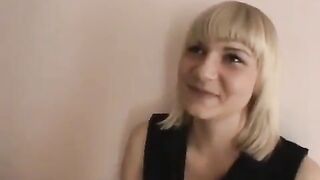 The guy began to lick his girlfriend’s pussy, imitating a professional kuni