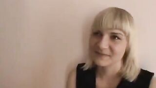 The guy began to lick his girlfriend’s pussy, imitating a professional kuni