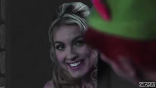Keira Nicole fucks Peter Pen in a steamy bedroom session at high speed