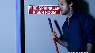 A hot chick called a cleaner to her back room for sex
