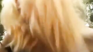 Blonde woman made a blowjob right in the park