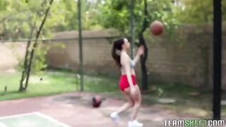 A cute girl gave a basketball player a sexy gift, it was very nice