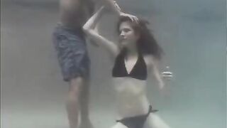 The beauty has sex with her guy in the swimming pool underwater