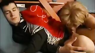 A mom woke up her son with a blowjob, what a dream