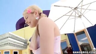 The blonde girl, with her great laughter, performs a blowjob like a professional