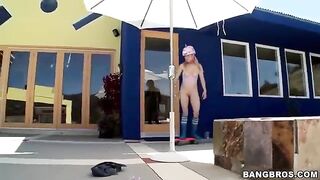 The blonde girl, with her great laughter, performs a blowjob like a professional
