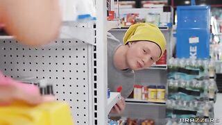 A bodega worker got a girl to do something crazy and amazing