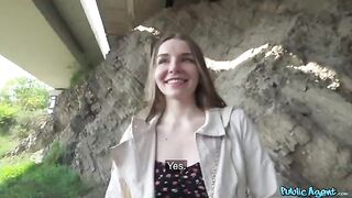 A girl agreed to fuck for money on the city streets