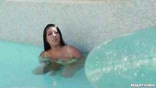 Babe teaches the guy how to swim in the pool