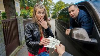 A girl agreed to have sex in her car for a fee