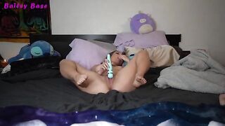 Hot camwhore gives a foot fetish show with toe sucking
