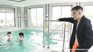 A student spent her salary on sauna and met new friends there