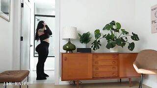 The girl has a great ass, she likes to clap and fuck it