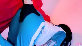 The slutty girl squirts to protect her warden in a daring game