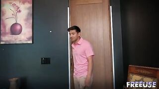 A special pose is a guarantee for a good sex with a MILF