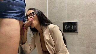 A couple fucked without leaving the booth in HD