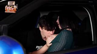 A girl with big boobs sits on a cock in the car, it’s her goal